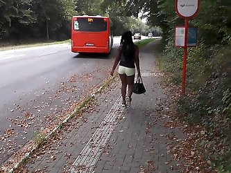 Deutsche Negerfotze an Bushaltestelle weggeknallt!