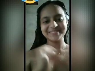 Another SriLanakan young girl leaked her sexy body to bf