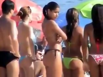 Check out this fresh arrival of college girls on the beach. Gorgeous teen booties in sexy bikinis abound on the beach and I just have to film them on 