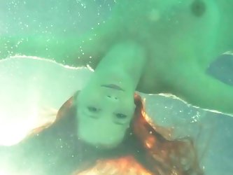 Underwater posing by busty Ariel