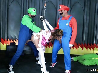Sexy milf Brooklyn Chase stars as Princess Peach in this cosplay porn. Mario and Luigi make her give them blowjobs in Bowser's castle. She rides 