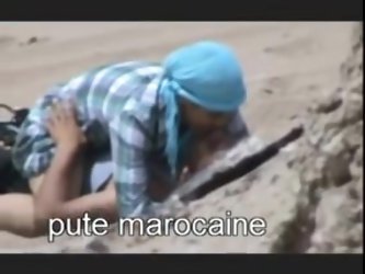 couple marocain baise sur la plage