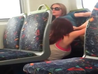 Chico grava dos chicas chupandose la concha en el tren